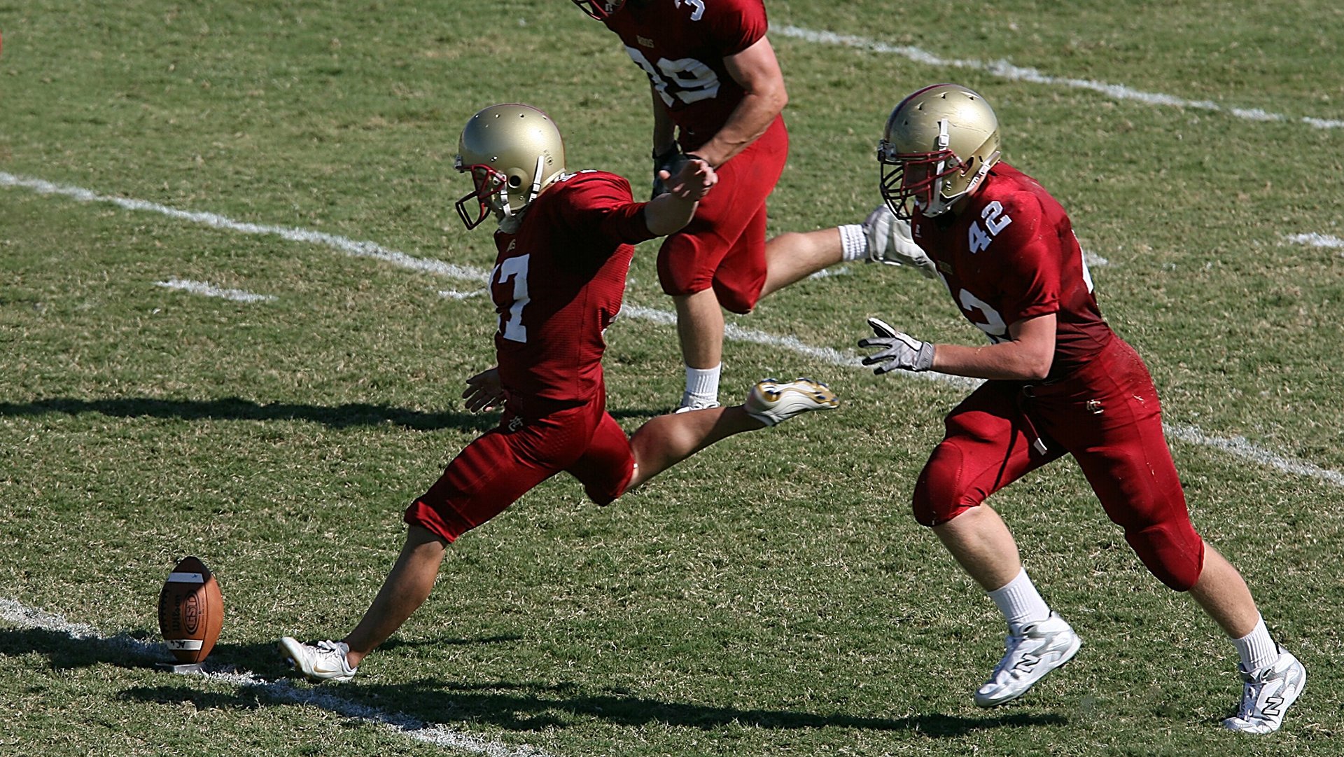 边路快速转移是否成为应对高位逼抢的优选战术，边路进攻的战术配合基本方法